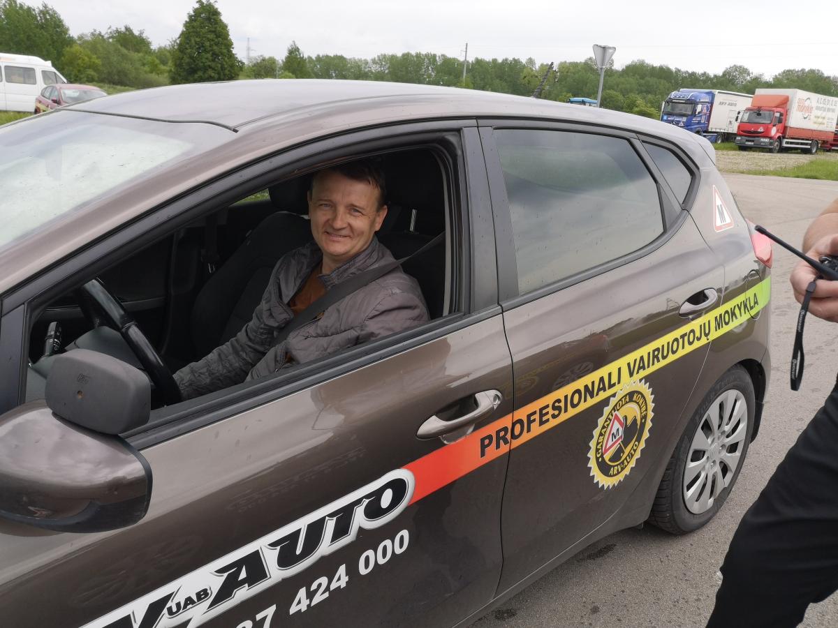 The commands are given via radio while the instructor guides the trainee-driver in the streets of the training ground. Driving data is recorded and a video record of driver is made.